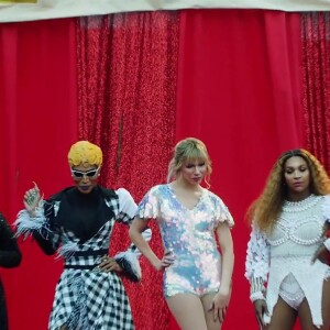 Adore Delano, Shae Coulee, Trinity The Tuck dans le nouveau clip de Taylor Swift "You Need to Calm Down". Los Angeles, le 17 juin 2019.