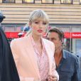 Taylor Swift quitte son appartement aux côtés de son père Scott Kingsley Swift à New York, le 14 juin 2019.