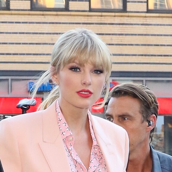 Taylor Swift quitte son appartement aux côtés de son père Scott Kingsley Swift à New York, le 14 juin 2019.