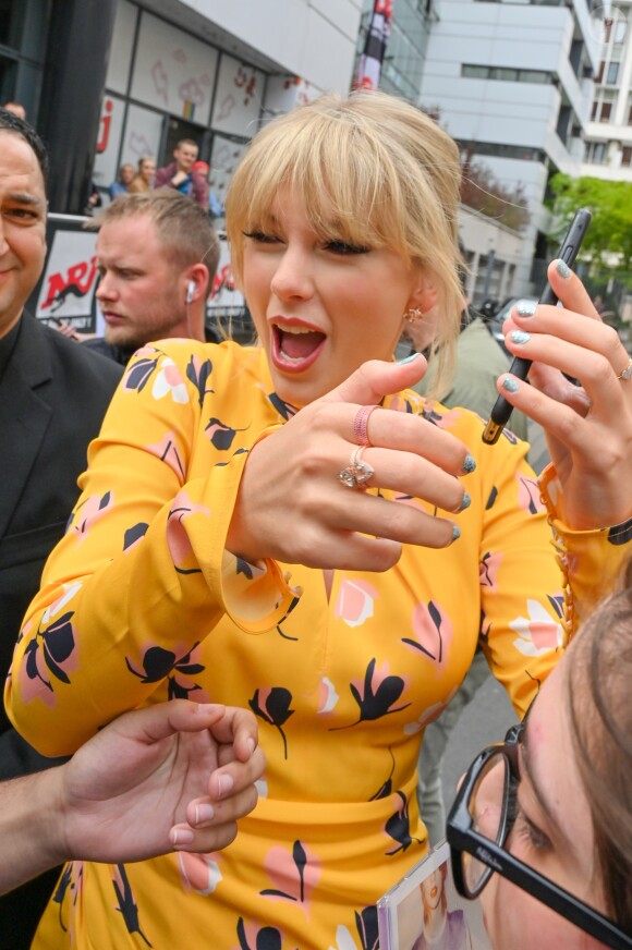 Taylor Swift arrive à NRJ rue Boileau à Paris pour enregistrer l'émission de Cauet qui passera en début de semaine le 25 Mai 2019.