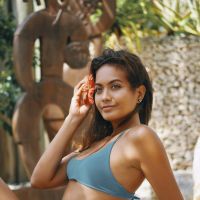 Vaimalama Chaves : En bikini, elle ironise sur ses "bourrelets"