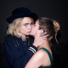 Info - Cara Delevingne et Ashley Benson se sont mariées plus tôt cette année à la chapelle Little Las Vegas en présence de Charlize Theron, The Jonas Brothers et Sophie Turner. Une cérémonie qui a couté 268€ sous le thème d'Elvis.