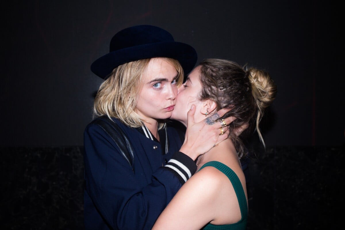 Cara Delevingne pose nue et se confie sur sa rencontre avec Ashley Benson -  Purepeople