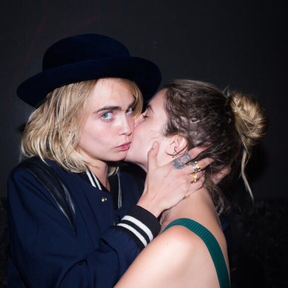 Info - Cara Delevingne et Ashley Benson se sont mariées plus tôt cette année à la chapelle Little Las Vegas en présence de Charlize Theron, The Jonas Brothers et Sophie Turner. Une cérémonie qui a couté 268€ sous le thème d'Elvis.