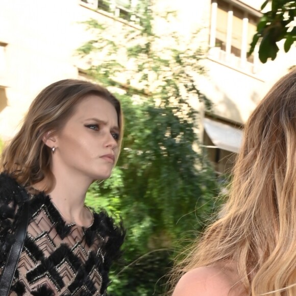 Cara Delevingne et sa compagne Ashley Benson - Les célébrités arrivent à la réception du mariage de Zoe Kravitz et Karl Glusman dans la maison de Lenny Kravitz à Paris, France, le 29 juin 2019.