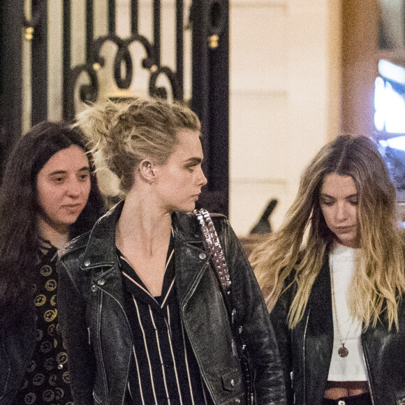 Exclusif -  Cara Delevingne, très bouleversée par la cérémonie hommage au styliste K.Lagerfeld, et sa compagne Ashley Benson sont allées dîner en tête à tête au restaurant de l'hôtel Ritz. A la sortie, elles se sont fait un Paris by Night, où elles ont écumé les bars. Le 20 juin 2019