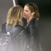 Cara Delevingne et sa petite amie Ashley Benson arrivent à l'aéroport JFK de New York le 18 juin 2019. Le couple échange des baisers derrière la file de sécurité.