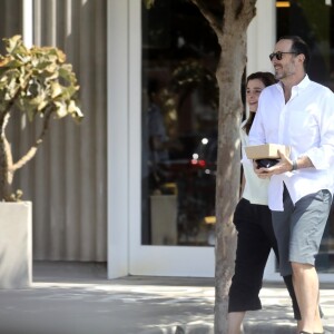 Exclusif - Emma Watson et un ami sont allés déjeuner au Superba Cafe à Santa Monica, le 13 août 2019.