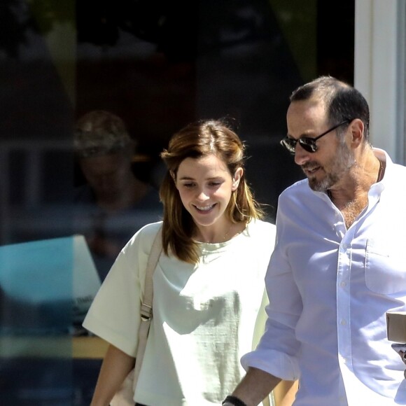 Exclusif - Emma Watson et un ami sont allés déjeuner au Superba Cafe à Santa Monica, le 13 août 2019.