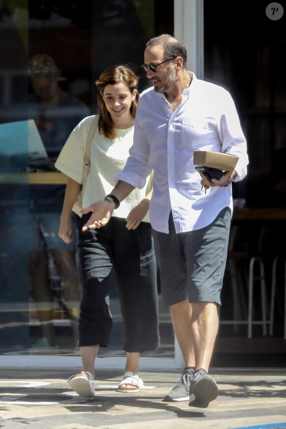 Exclusif - Emma Watson et un ami sont allés déjeuner au Superba Cafe à Santa Monica, le 13 août 2019.