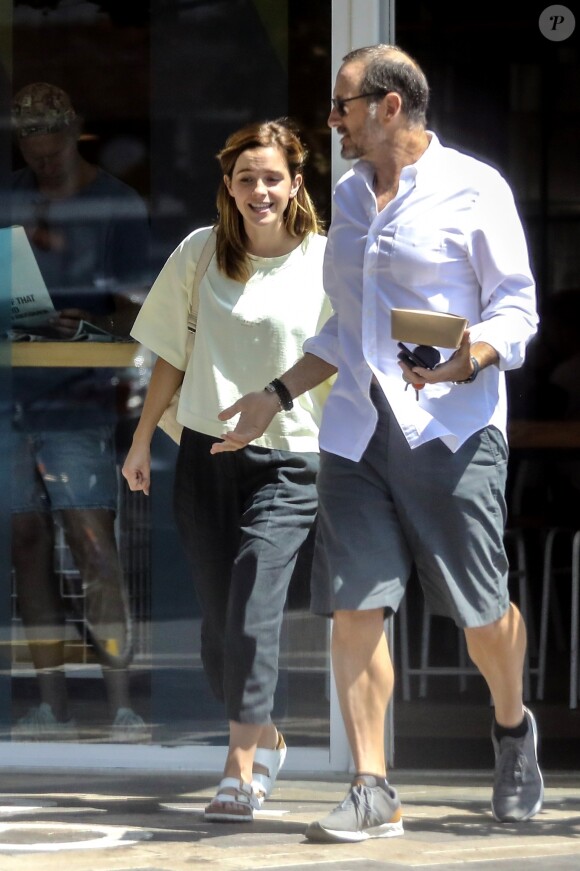 Exclusif - Emma Watson et un ami sont allés déjeuner au Superba Cafe à Santa Monica, le 13 août 2019.