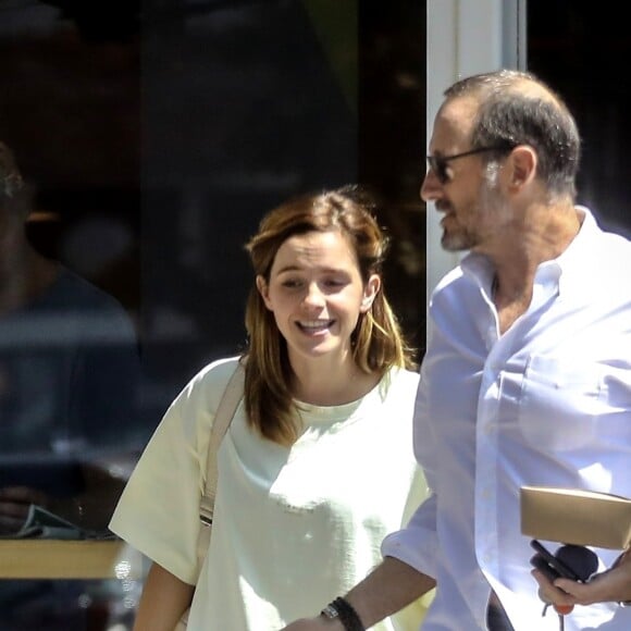 Exclusif - Emma Watson et un ami sont allés déjeuner au Superba Cafe à Santa Monica, le 13 août 2019.