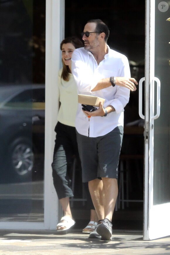 Exclusif - Emma Watson et un ami sont allés déjeuner au Superba Cafe à Santa Monica, le 13 août 2019.