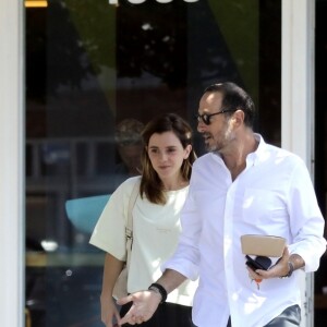 Exclusif - Emma Watson et un ami sont allés déjeuner au Superba Cafe à Santa Monica, le 13 août 2019.