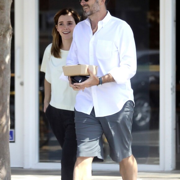Exclusif - Emma Watson et un ami sont allés déjeuner au Superba Cafe à Santa Monica, le 13 août 2019.
