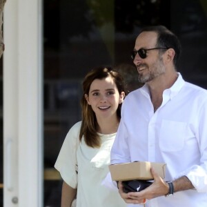 Exclusif - Emma Watson et un ami sont allés déjeuner au Superba Cafe à Santa Monica, le 13 août 2019.
