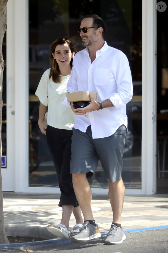 Exclusif - Emma Watson et un ami sont allés déjeuner au Superba Cafe à Santa Monica, le 13 août 2019.