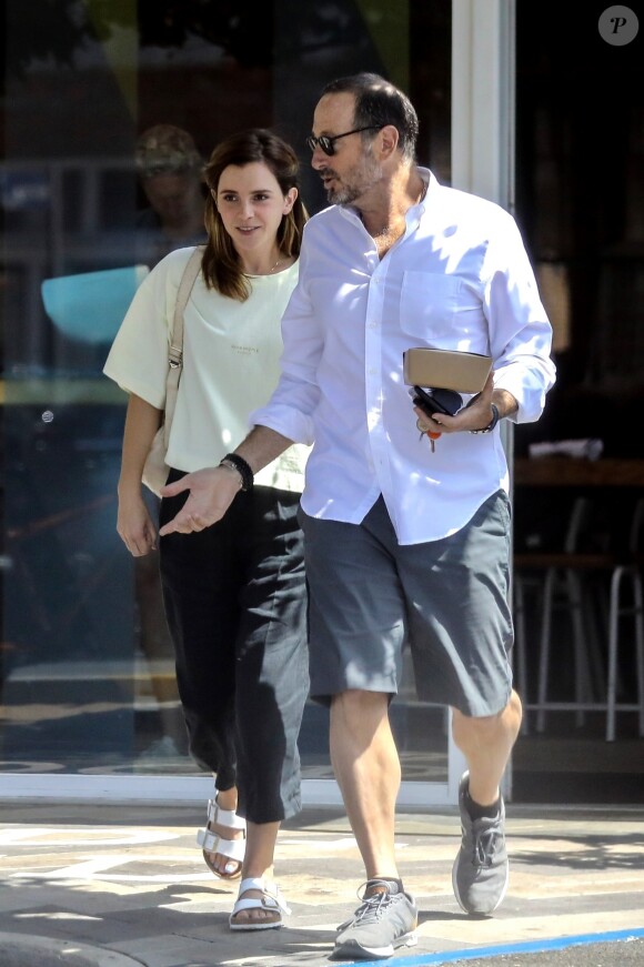 Exclusif - Emma Watson et un ami sont allés déjeuner au Superba Cafe à Santa Monica, le 13 août 2019.