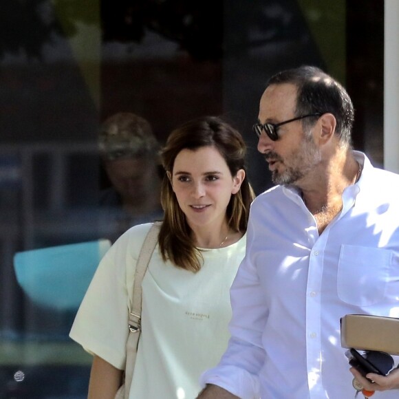 Exclusif - Emma Watson et un ami sont allés déjeuner au Superba Cafe à Santa Monica, le 13 août 2019.