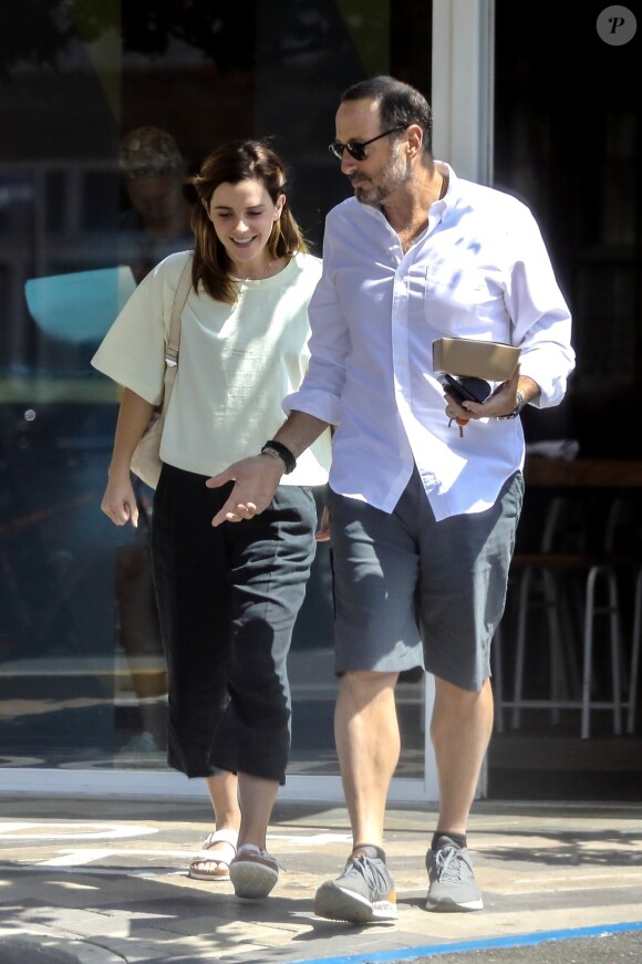 Exclusif - Emma Watson et un ami sont allés déjeuner au Superba Cafe à Santa Monica, le 13 août 2019.