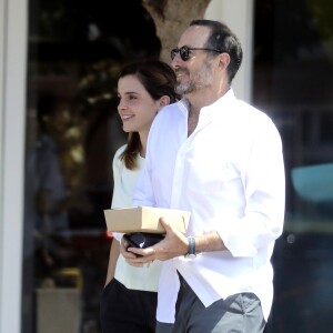 Exclusif - Emma Watson et un ami sont allés déjeuner au Superba Cafe à Santa Monica, le 13 août 2019.