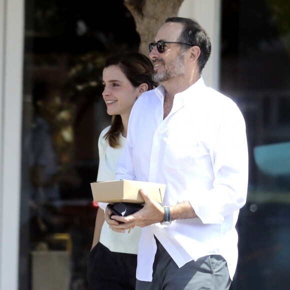 Exclusif - Emma Watson et un ami sont allés déjeuner au Superba Cafe à Santa Monica, le 13 août 2019.