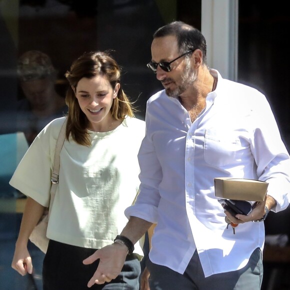 Exclusif - Emma Watson et un ami sont allés déjeuner au Superba Cafe à Santa Monica, le 13 août 2019.