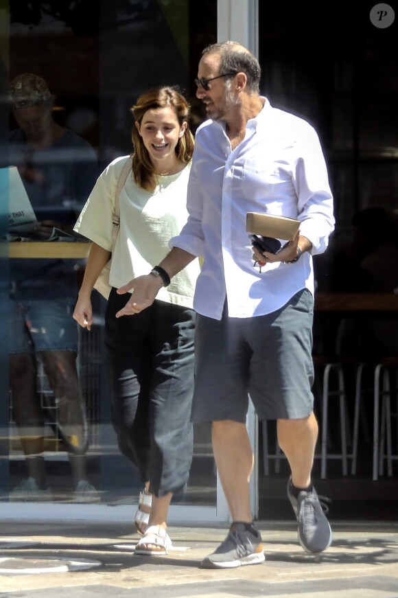 Exclusif - Emma Watson et un ami sont allés déjeuner au Superba Cafe à Santa Monica, le 13 août 2019.
