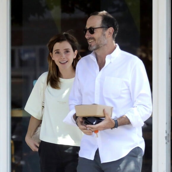 Exclusif - Emma Watson et un ami sont allés déjeuner au Superba Cafe à Santa Monica, le 13 août 2019.
