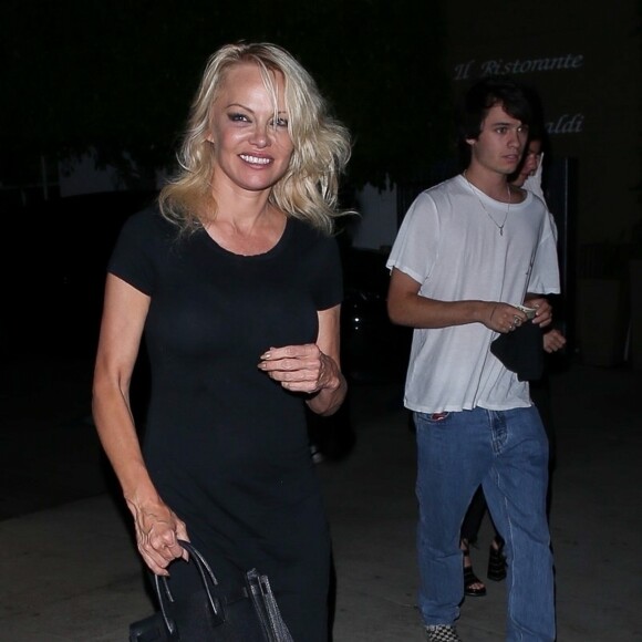 Pamela Anderson est allée dîner avec ses fils Brandon et Dylan au restaurant Giorgio Baldi à Santa Monica, le 14 août 2019.