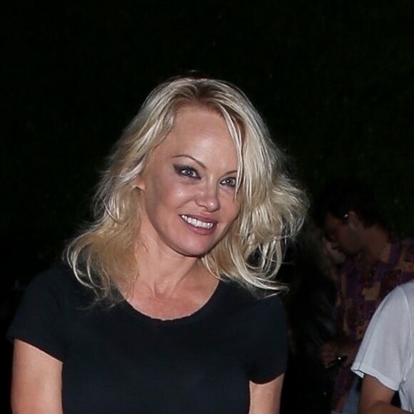 Pamela Anderson est allée dîner avec ses fils Brandon et Dylan au restaurant Giorgio Baldi à Santa Monica, le 14 août 2019.