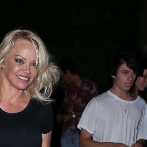 Pamela Anderson est allée dîner avec ses fils Brandon et Dylan au restaurant Giorgio Baldi à Santa Monica, le 14 août 2019.