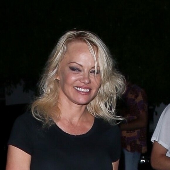 Pamela Anderson est allée dîner avec ses fils Brandon et Dylan au restaurant Giorgio Baldi à Santa Monica, le 14 août 2019.