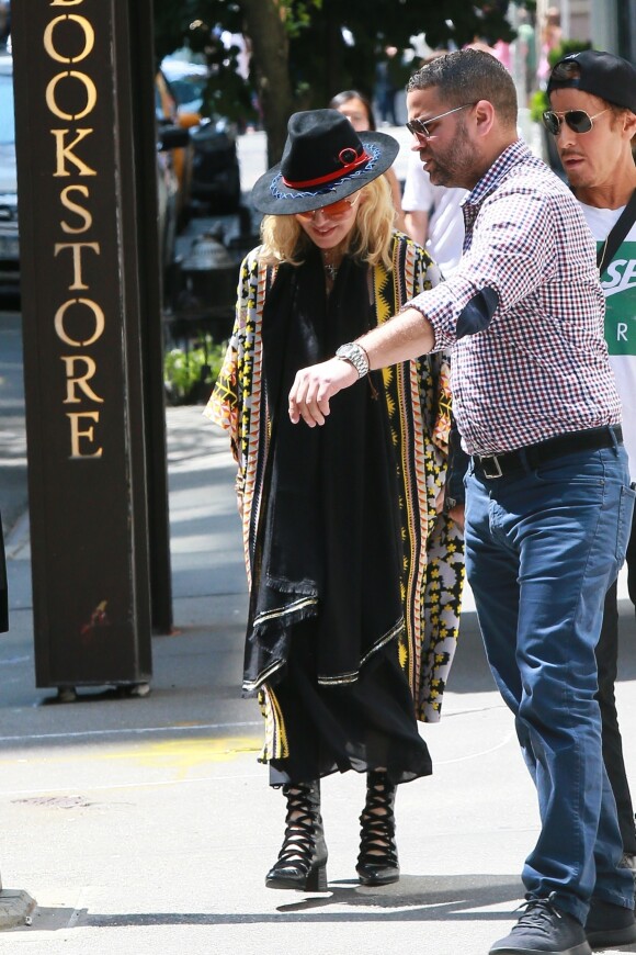 Exclusif - Madonna quitte le Centre Kabbalah dans le quartier de Manhattan à New York. La chanteuse est escortée par ses garde du corps, le 22 juin 2019.