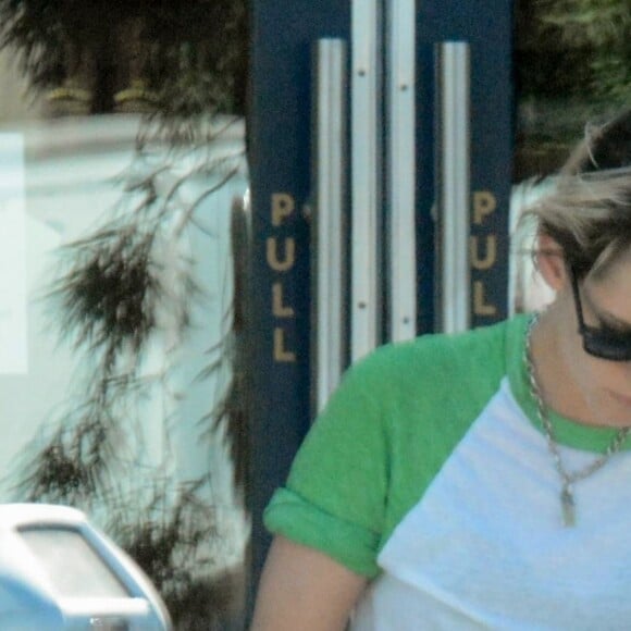 Kristen Stewart est allée déjeuner avec des amis au restaurant Kismet dans le quartier de Los Feliz à Los Angeles, le 13 août 2019