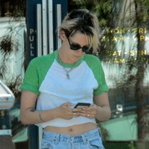 Kristen Stewart est allée déjeuner avec des amis au restaurant Kismet dans le quartier de Los Feliz à Los Angeles, le 13 août 2019