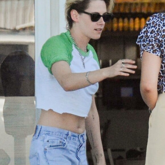 Kristen Stewart est allée déjeuner avec des amis au restaurant Kismet dans le quartier de Los Feliz à Los Angeles, le 13 août 2019