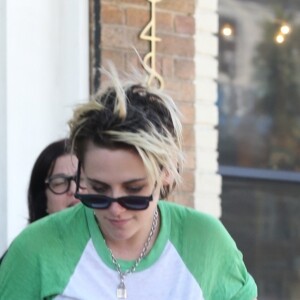Kristen Stewart est allée déjeuner avec des amis au restaurant Kismet dans le quartier de Los Feliz à Los Angeles, le 13 août 2019