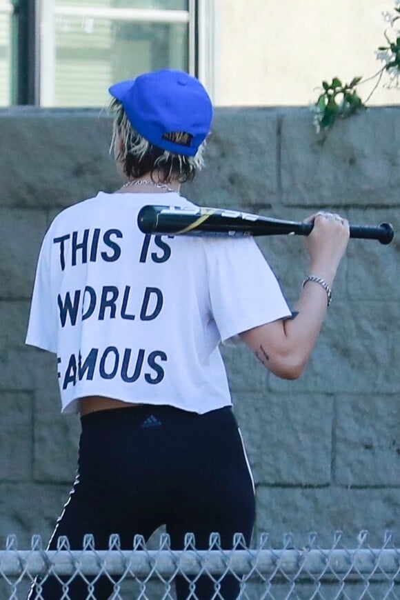 Exclusif - Kristen Stewart s'amuse avec des amies dans un parc à Los Angeles. Les amies jouent au baseball. Kristen porte un tee-shirt Supreme et un legging Adidas, le 9 août 2019.