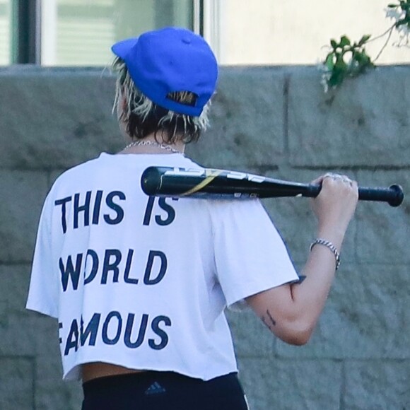 Exclusif - Kristen Stewart s'amuse avec des amies dans un parc à Los Angeles. Les amies jouent au baseball. Kristen porte un tee-shirt Supreme et un legging Adidas, le 9 août 2019.
