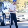Exclusif - Kristen Stewart s'amuse avec des amies dans un parc à Los Angeles. Les amies jouent au baseball. Kristen porte un tee-shirt Supreme et un legging Adidas, le 9 août 2019.