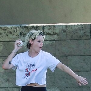 Exclusif - Kristen Stewart s'amuse avec des amies dans un parc à Los Angeles. Les amies jouent au baseball. Kristen porte un tee-shirt Supreme et un legging Adidas, le 9 août 2019.