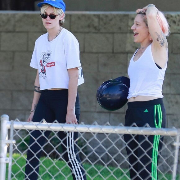 Exclusif - Kristen Stewart s'amuse avec des amies dans un parc à Los Angeles. Les amies jouent au baseball. Kristen porte un tee-shirt Supreme et un legging Adidas, le 9 août 2019.