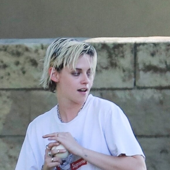 Exclusif - Kristen Stewart s'amuse avec des amies dans un parc à Los Angeles. Les amies jouent au baseball. Kristen porte un tee-shirt Supreme et un legging Adidas, le 9 août 2019.