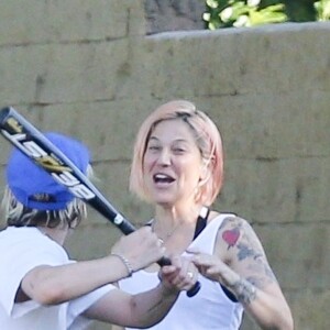 Exclusif - Kristen Stewart s'amuse avec des amies dans un parc à Los Angeles. Les amies jouent au baseball. Kristen porte un tee-shirt Supreme et un legging Adidas, le 9 août 2019.