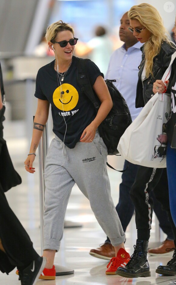 Kristen Stewart et sa compagne Stella Maxwell arrivent à l'aéroport JFK (international John F. Kennedy) à New York City, New York, Etats-Unis, le 8 juillet 2019.