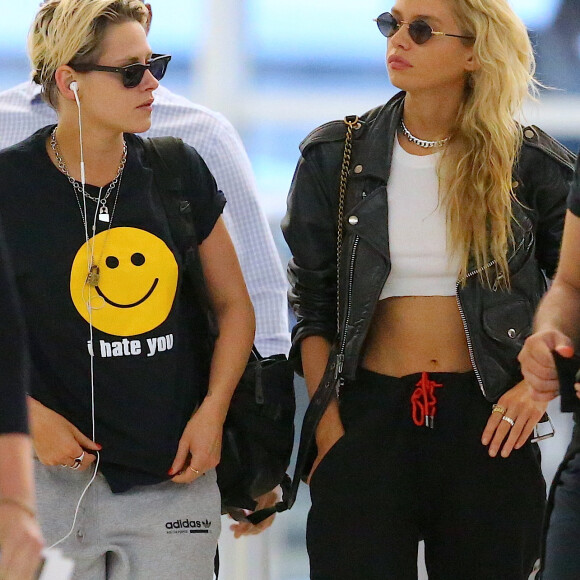 Kristen Stewart et sa compagne Stella Maxwell arrivent à l'aéroport JFK (international John F. Kennedy) à New York City, New York, Etats-Unis, le 8 juillet 2019.