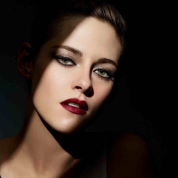 L'actrice Kristen Stewart pose pour la nouvelle campagne de la gamme "Noir et Blanc" de la marque de cosmétiques Chanel. Paris. Le 16 juillet 2019.