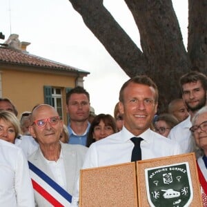 Emmanuel Macron, président de la République Française, et la Première dame Brigitte Macron (avec une attelle au bras droit) arrivent à la mairie de Bormes-les-Mimosas où ils sont accueillis par François Arizzi (maire de Bormes-les-Mimosas) et Jean-Luc Videlaine (préfet du Var) lors de la cérémonie de commémoration du 75ème anniversaire de la libération de la ville de Bormes-les-Mimosas, le 17 août 2019. © Dominique Jacovides/Bestimage