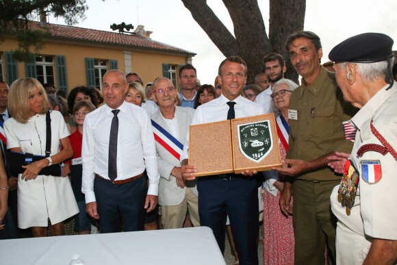 Emmanuel Macron, président de la République Française, et la Première dame Brigitte Macron (avec une attelle au bras droit) arrivent à la mairie de Bormes-les-Mimosas où ils sont accueillis par François Arizzi (maire de Bormes-les-Mimosas) et Jean-Luc Videlaine (préfet du Var) lors de la cérémonie de commémoration du 75ème anniversaire de la libération de la ville de Bormes-les-Mimosas, le 17 août 2019. © Dominique Jacovides/Bestimage